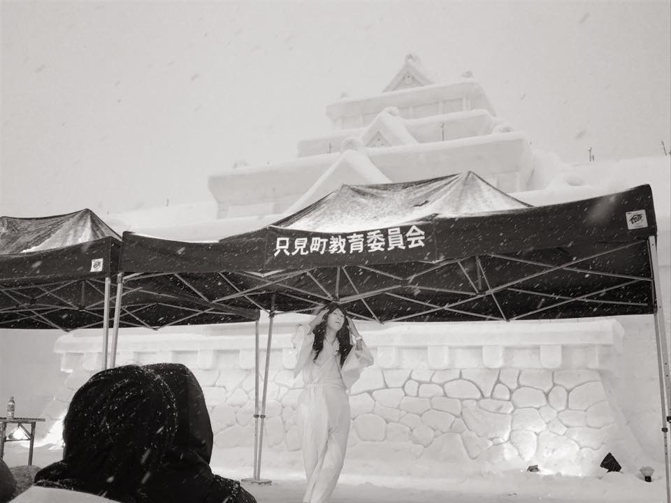ghostperformer's tweet photo. わたし…きれい…？
.
.
#幽霊 #幽霊パフォーマー #幽霊パフォーマンス #ghost #ghostperformer #雪女 #👻 #幽霊パフォーマーさだを #さだを #雪像 #福島県 #只見 #只見町 #雪まつり #只見ふるさとの雪まつり #大雪像 #21世紀枠 #選抜高校野球 #甲子園 #雪 #雪国 #只見高校 #応援 #豪雪 #豪雪地帯 https://t.co/WngpaxCLeQ