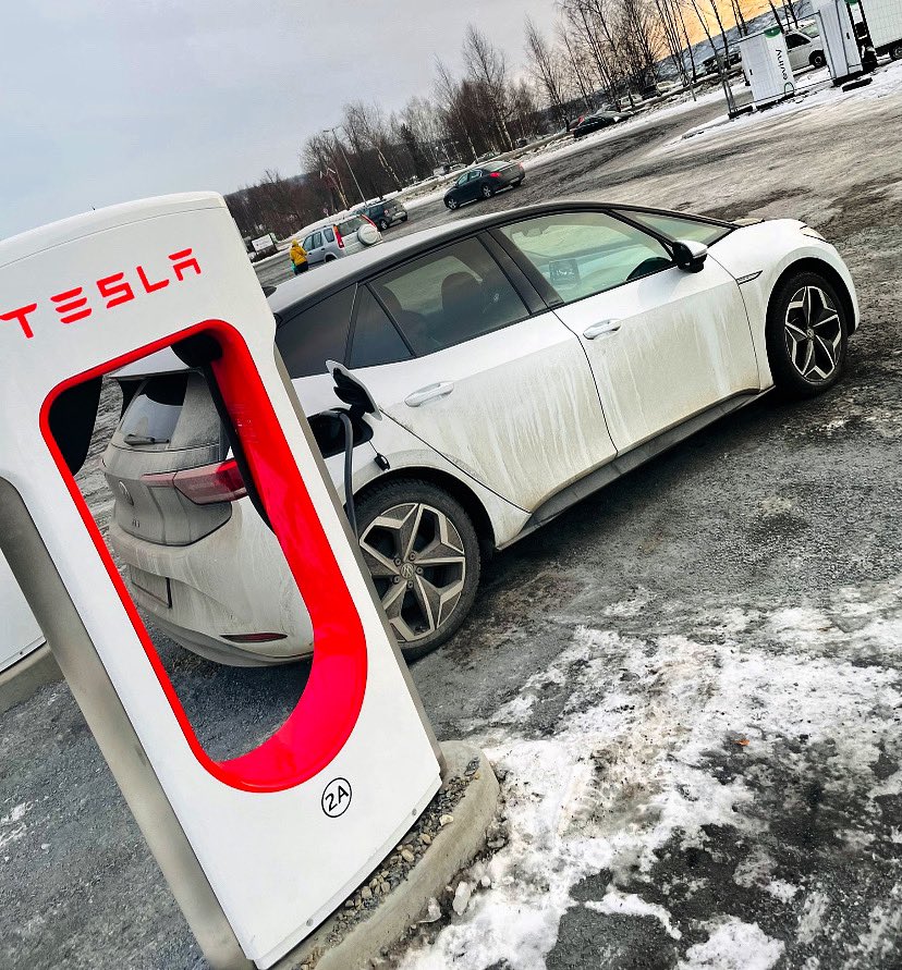 FernandoSued1's tweet photo. Anja, ya si es verdad, en #noruega  #Norway  #Volkswagen  cargando en una estacion de carga #Tesla  #Seguimos @teslaclubrd  @elonmusk https://t.co/CzRl54WBb1