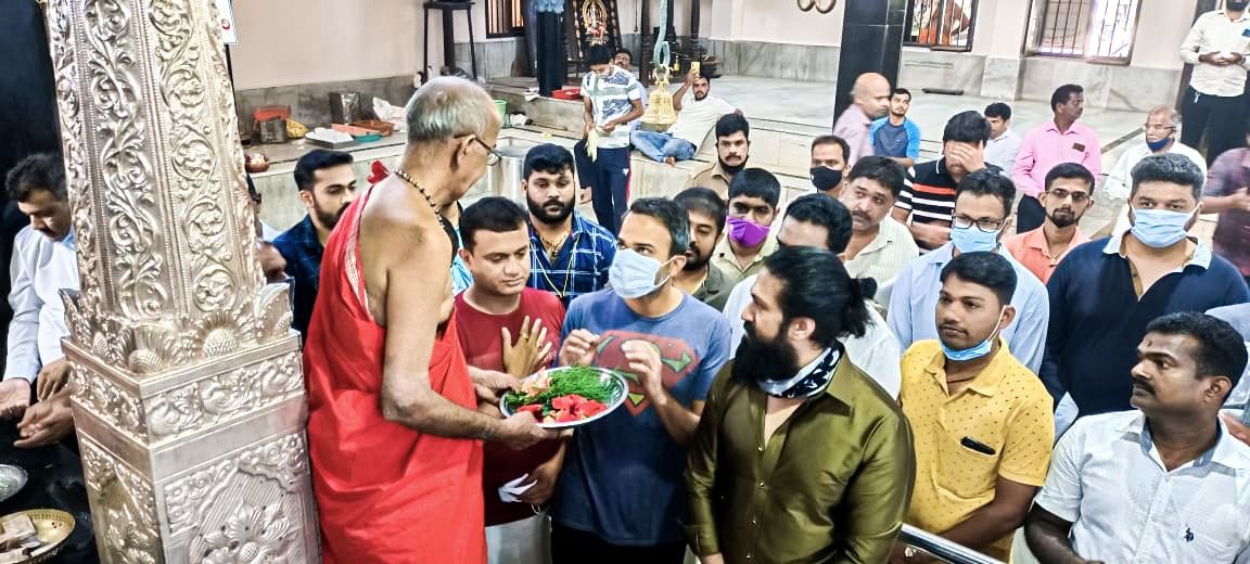 rameshlaus's tweet photo. Team #KGF2 visited Kollur Shree Mookambika and Anegudde Shree Vinayaka temple to seek their divine blessings.  

To the world, Wait is about to end! #KGF2onApr14 💥

@TheNameIsYash @VKiragandur @prashanth_neel @hombalefilms @onlynikil #NM https://t.co/I11SqrB4mY