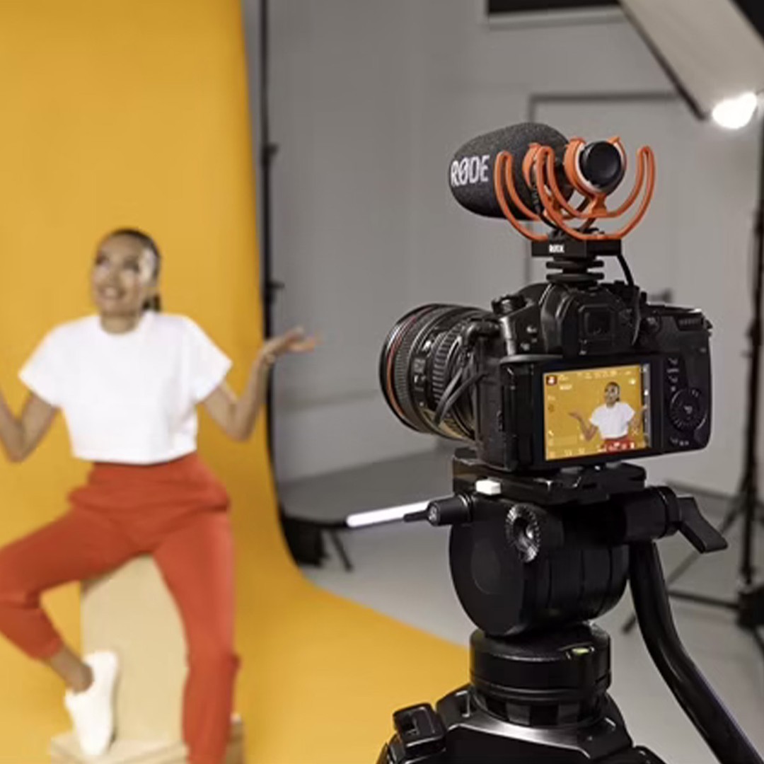 Baxshop's tweet image. De RØDE VideoMic Go II is de ideale cameramicrofoon voor snelle content. Dankzij de usb-C en de mini jack aansluitingen sluit je deze shotgunmicrofoon aan op vrijwel elk apparaat. Inclusief shockmount, windkap en kabel. 🎥 #Videomic #Camera #RØDE… dlvr.it/SJ9VqG