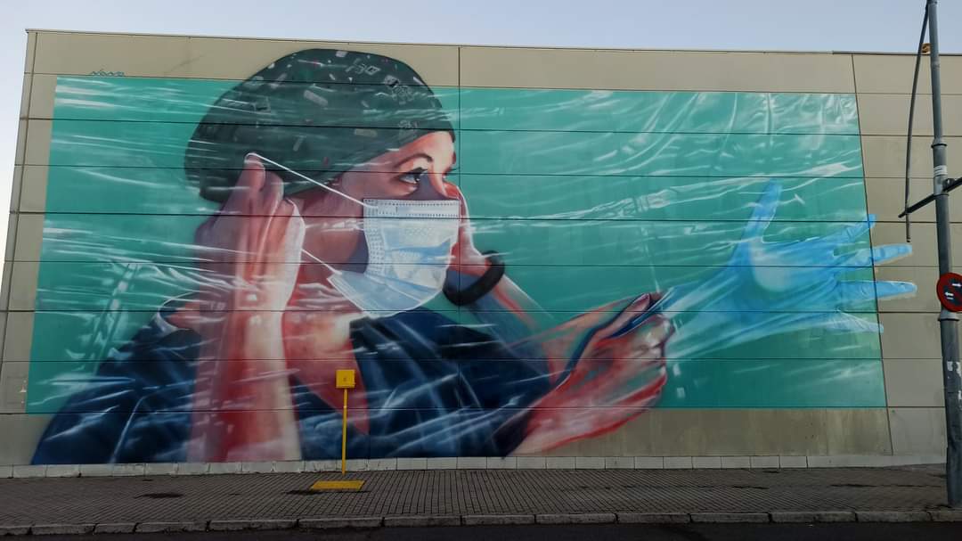 NanoLazaro's tweet photo. Ayer finalicé este mural, que homenajea al personal sanitario, en especial a las enfermeras. Patrocinado por el Ayuntamiento de #ArandadeDuero https://t.co/Gk5dTDC7jx