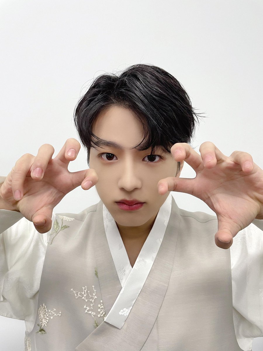 verano_jw's tweet photo. 220201 FNS #이진우 🐯🐯
고스티의 복덩이 진우 호랑이 등장🐯✨
새해 복 많이 받으세요🧧❤️ https://t.co/7p7rSRFQrD