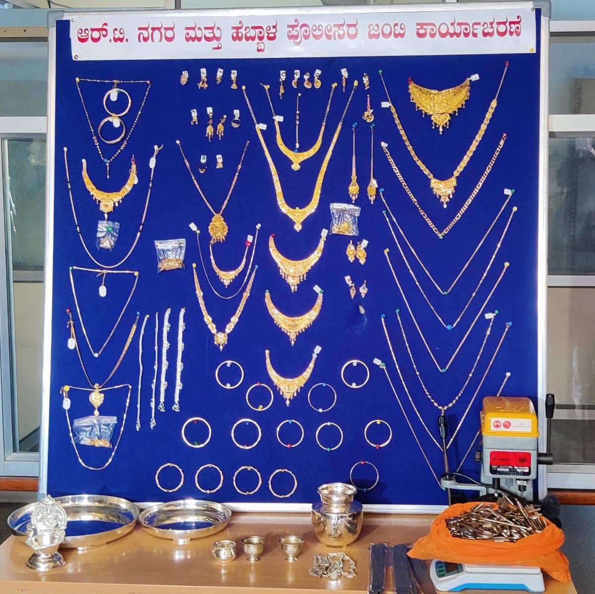 DCPNorthBCP's tweet photo. Excellent detection by JC Nagar subdivision officers and staff. 2 burglars arrested...14 cases detected. Ornaments worth rs 59 lakh, 4 bikes, bunch of duplicate keys and machine used to prepare duplicate keys seized.@CPBlr @ips_patil https://t.co/rOrYzriDpd