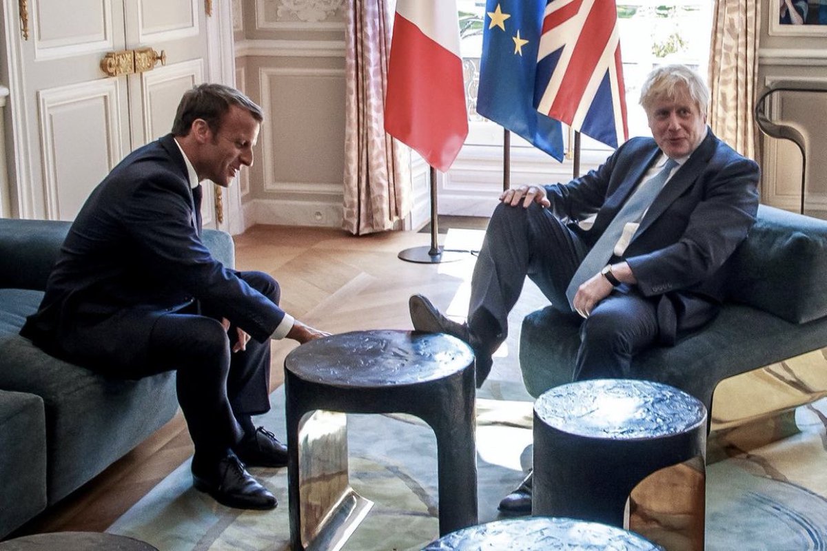 هكذا تتعامل بريطانيا مع فرنسا ..تاريخ طويل من الحروب والعداء فقط تغيرت أشكاله والصورة تشرح وتقول أكثر من أى مقال