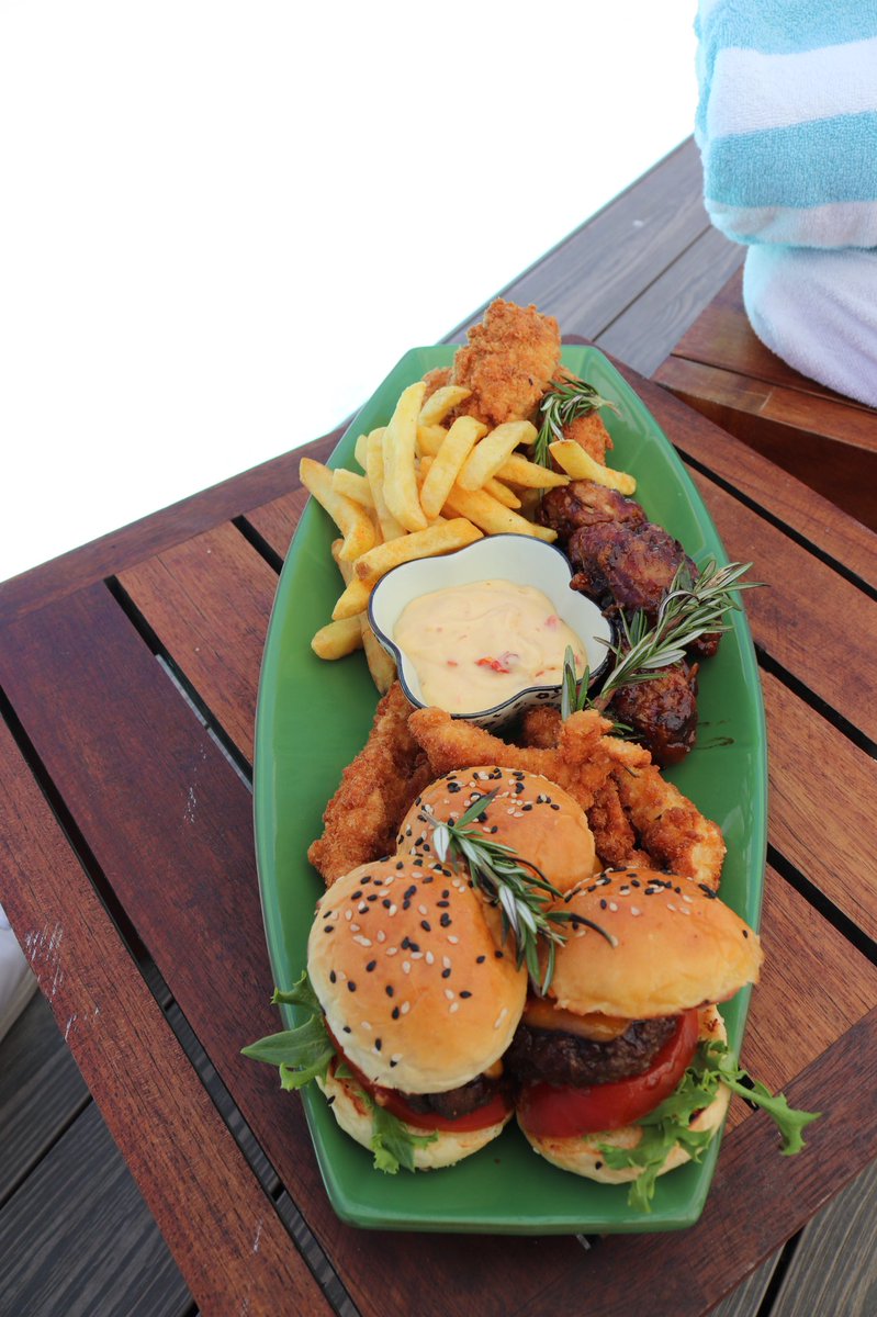 SandyBClub's tweet image. Lunch is served. 🍔

Day Passes are available for R250 today, which includes R100 @VillageNLife Money for food &amp;amp; drinks, plus complimentary use of our Beach Towels. ☀️

📍 @TheBayHotelCT 

#SandyB
#TheBayHotel