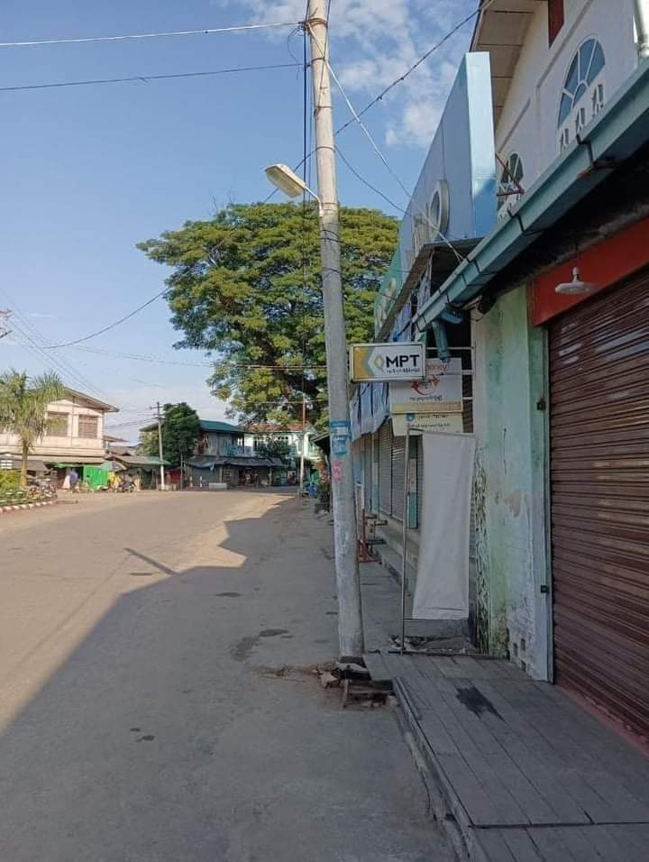 Zin83809202's tweet photo. Anti-coup revolutionary #SilentStrike in Sagaing's Inndaw to mark the one year anniversary of bloody Myanmar's military coup. 🔴  #2022Feb1Coup #WhatsHappeningInMyanmar #RedCampaign_1YearOfRevolution https://t.co/B9VynhohTl