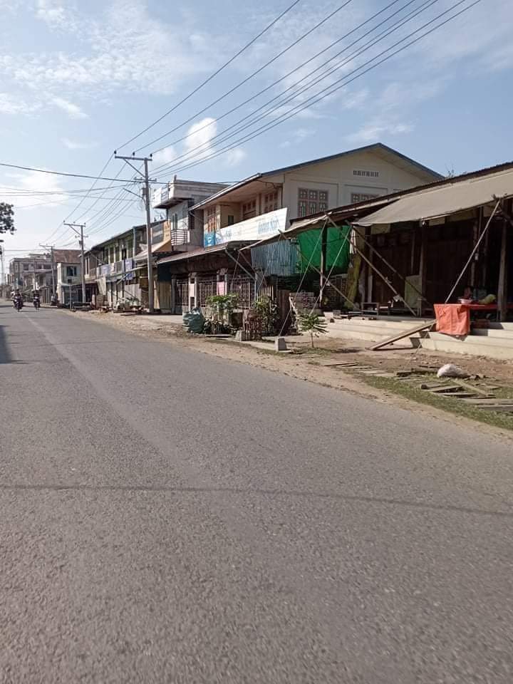 Zin83809202's tweet photo. Anti-coup revolutionary #SilentStrike in Sagaing's Inndaw to mark the one year anniversary of bloody Myanmar's military coup. 🔴  #2022Feb1Coup #WhatsHappeningInMyanmar #RedCampaign_1YearOfRevolution https://t.co/B9VynhohTl