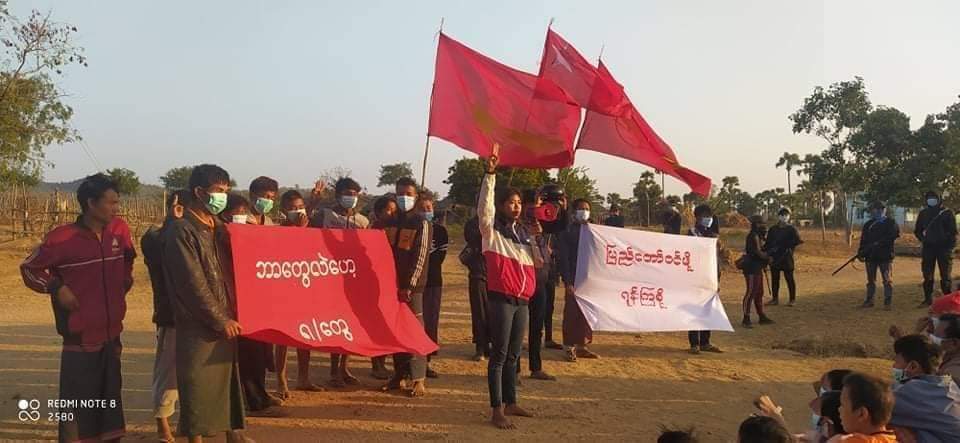 Zin83809202's tweet photo. Anti-coup revolutionary strike in Sagaing's Salingyi, Mount Letpadaung today early morning. 🪧  #2022Feb1Coup #SilentStrike #WhatsHappeningInMyanmar #RedCampaign_1YearOfRevolution https://t.co/I14lf7q9kA