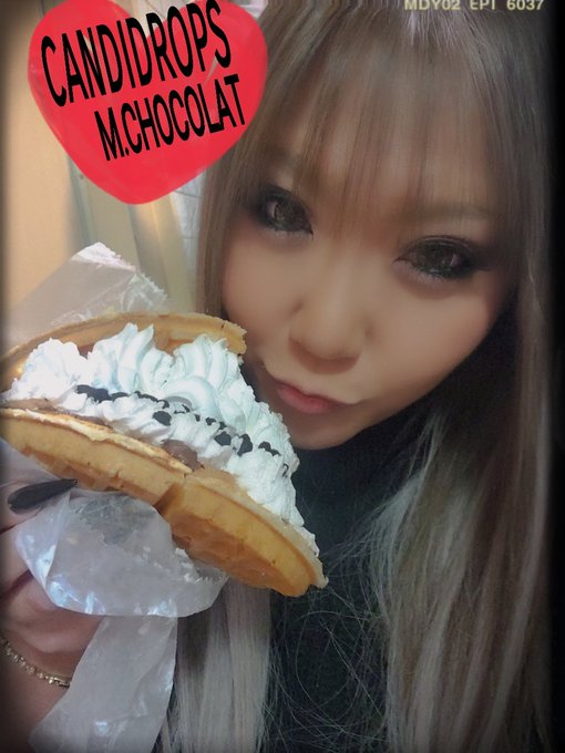 美味しいワッフル教えてもらってホイップクリーム二倍にして注文した😂 美味しすぎたワッフル♡ https://t.co/CLbUAX0wVv