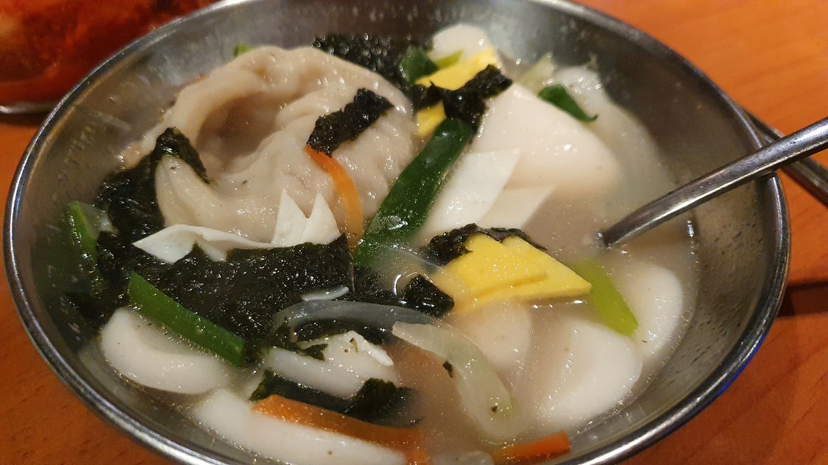 동생들이 만들어준 호박전에 
친구가 끓여준 사골로 끓인 떡국
지단까지 제대로!

해피설날!!♡