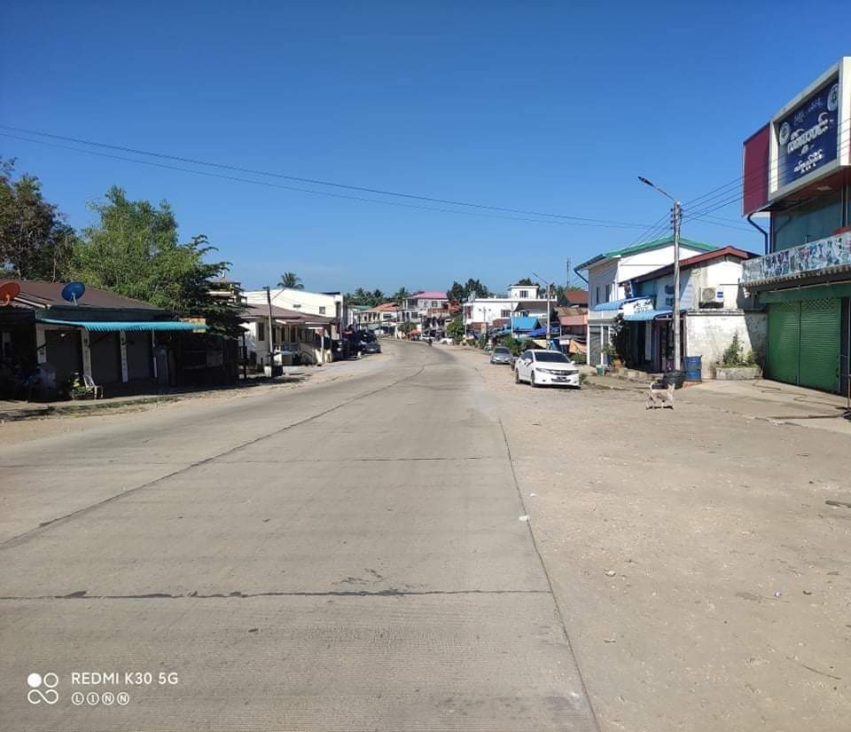 Zin83809202's tweet photo. Anti-coup revolutionary #SilentStrike in Karen's Kawkareik, Phayarthonesu Tsp to mark the one year anniversary of bloody Myanmar's military coup. 🔴  #2022Feb1Coup #WhatsHappeningInMyanmar #RedCampaign_1YearOfRevolution https://t.co/bhQXeYrhFh