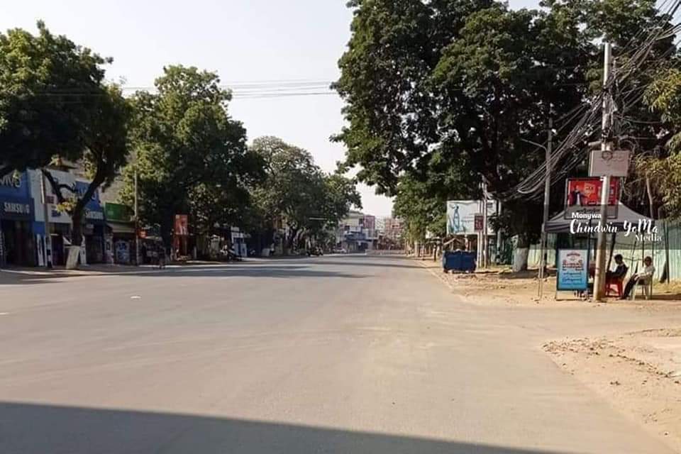 Zin83809202's tweet photo. Anti-coup revolutionary #SilentStrike in Sagaing's Monywa to mark the one year anniversary of bloody Myanmar's military coup. 🔴  #2022Feb1Coup #WhatsHappeningInMyanmar #RedCampaign_1YearOfRevolution https://t.co/sOavAllZxx