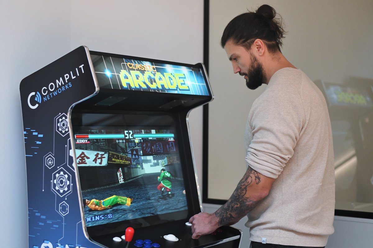 Complit_be's tweet photo. Ook onze medewerkers proberen we regelmatig te bedanken voor hun harde werk. Zo hebben we nu een Arcade toestel voorzien op ons kantoor.

Ook zin om mee Tekken / Mortal Kombat / .... te komen spelen? Bekijk dan onze vacature van Senior Network Engineer: https://t.co/hAgBaUdJhO https://t.co/9jcuyS0uds