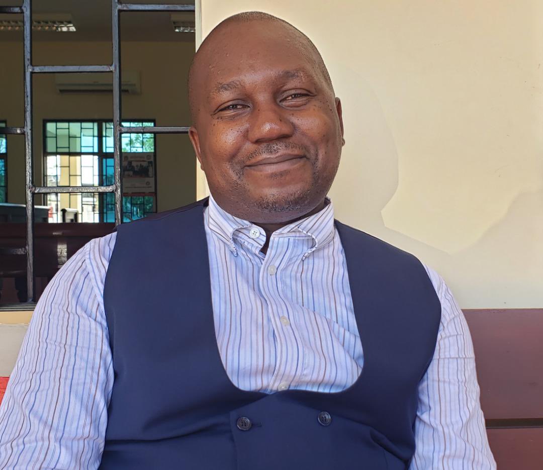 Adv. Peter Kibatala, akipunga upepo nje ya mahakama.

Tumpe pongezi nyingii sana na tumwage RETWEETS nyingiiiiii sana; nitamuonyesha huo upendo. Hiyo ni salamu yetu kwake, haswaa watu ambao hamjapata nafasi ya kufika mahakamani kumshuhudia mwamba huyu. 

Let’s go!