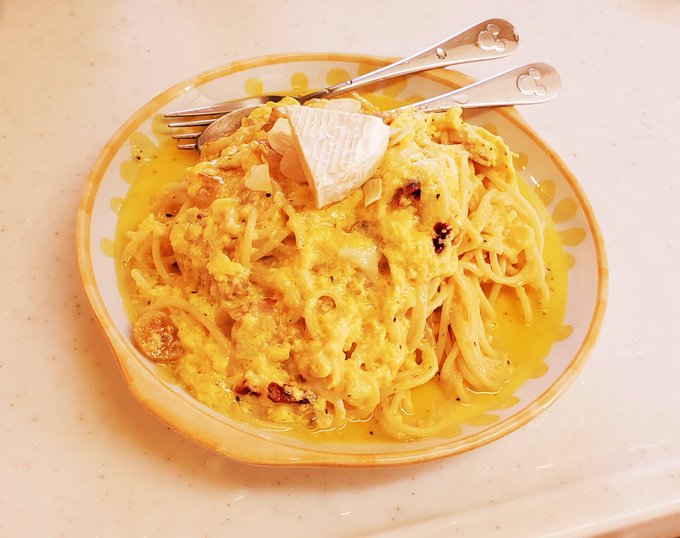 筋トレしたあと夕食はカルボナーラ!
麺200グラム、卵(全卵3個)、鶏むね肉少々、ニンニク3かけ、鷹の爪少々、粉チーズ大匙3くらい、牛乳適量、
カマンベールチーズ適当に1個乗せ、バジル少々
最近は夕食にたまにパスタ食べても太らなくなってきて嬉しい😊
🥦🥦🥦🧀🧄🥚
#運動 #筋トレ #料理 #パスタ 