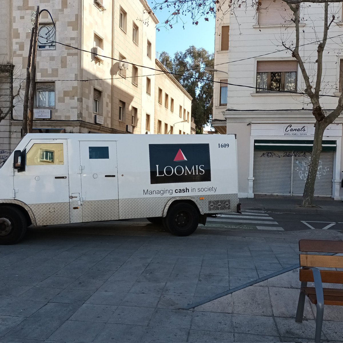 VMaignon's tweet photo. Tothom sap que si aprofites un pas de zebra per aparcar-hi et dónen punts extres pero si el pas en qüestió és un "cami amic" aleshores ja tens triple bonus @loomis_spain es un momentito no?? https://t.co/Hzs61EiBmg