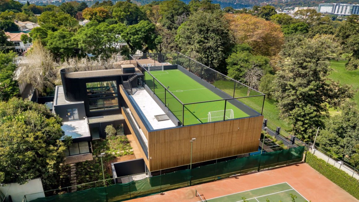 jesuispattieb's tweet photo. This 6 bedroom house for sale in Illovo for a cool R55 million 😅 https://t.co/DIlZIzPAdG