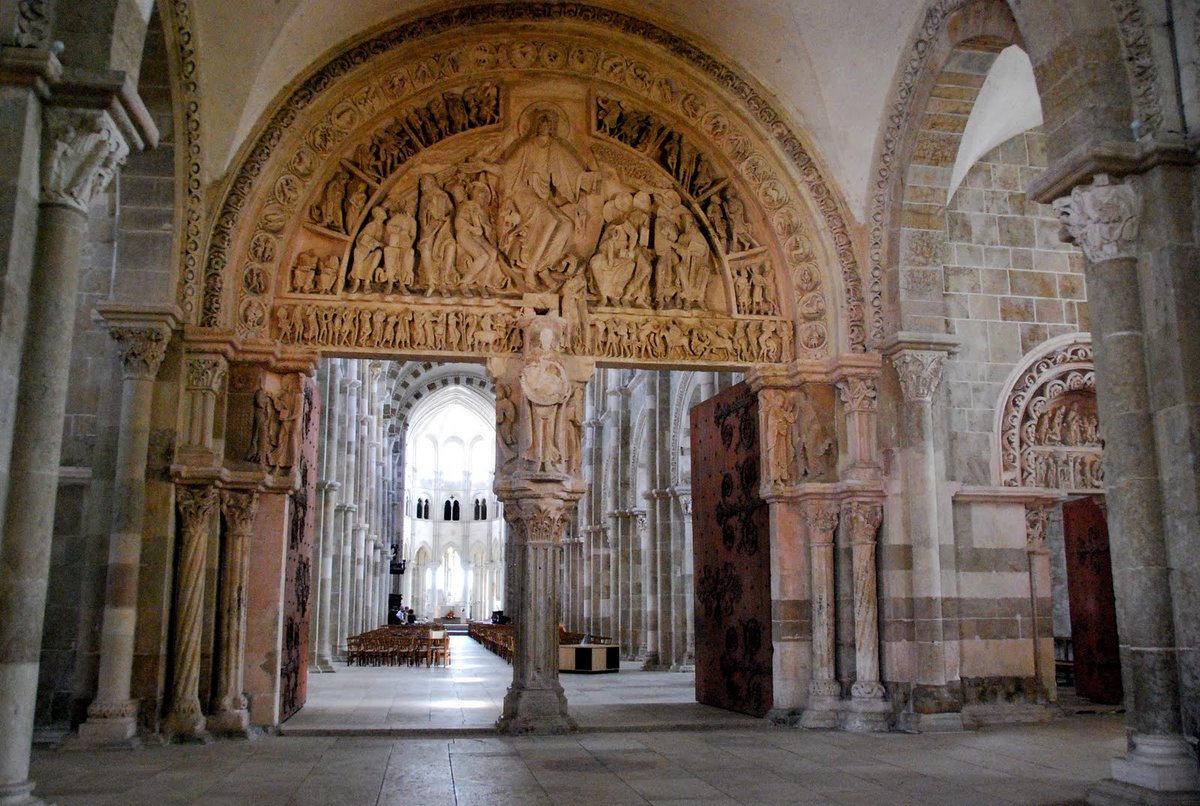viajepatrimonio's tweet photo. Célebre inicialmente por alojar las supuestas reliquias de María Magdalena, la basílica francesa de Vézelay se convirtió en un símbolo para las Cruzadas y el Camino de Santiago. En aquella época de intenso peregrinaje vivió su cénit siendo representante del románico borgoñón https://t.co/nsk5U8jhLN