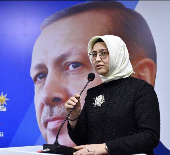 Flaş: İBB yeni bir soygunu tespit etti.. AKP İstanbul Kadın Kolları Başkanı Rabia Kalender İlhan'ın İBB tarafından 128 bin Euro, 123 bin TL ve 9 bin Dolar alarak yurtdışında yüksek lisans yaptığı tespit edildi.