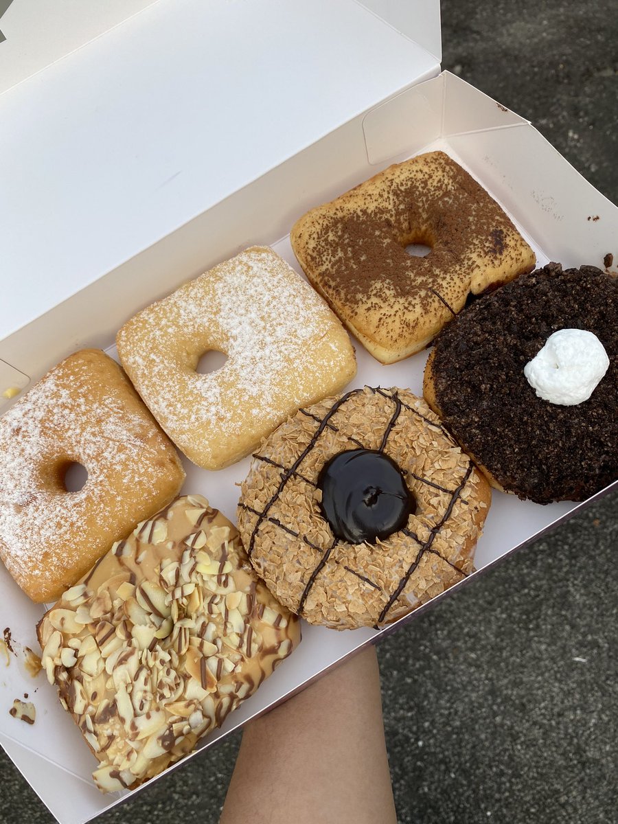 ainasyahirahmy's tweet photo. cousin came back from Kuantan bringing donuttttttttts!!! dah lama nak rasa Dofi donuts ni sebab semua orang cakap sedap, ni baru first time nak rasa ❤️

thank youuuuu bish @ileeyanadiana 💓✨ https://t.co/Y6VN2ox4Vp