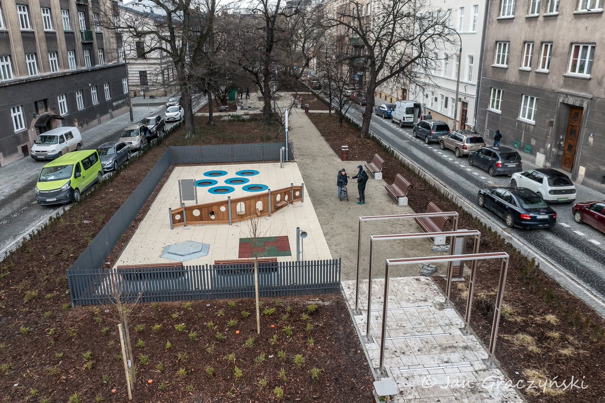 krakow_pl's tweet photo. Oto nowy #plac_Biskupi🙂Znajdą tu miejsce do wypoczynku i dorośli i najmłodsi. Niech się tylko zazieleni🌳🌿Jak Wam się podoba?
#Krowodrza
Zdj. @JanGraczynski i @BSKrakow https://t.co/8M7gpeY4n8