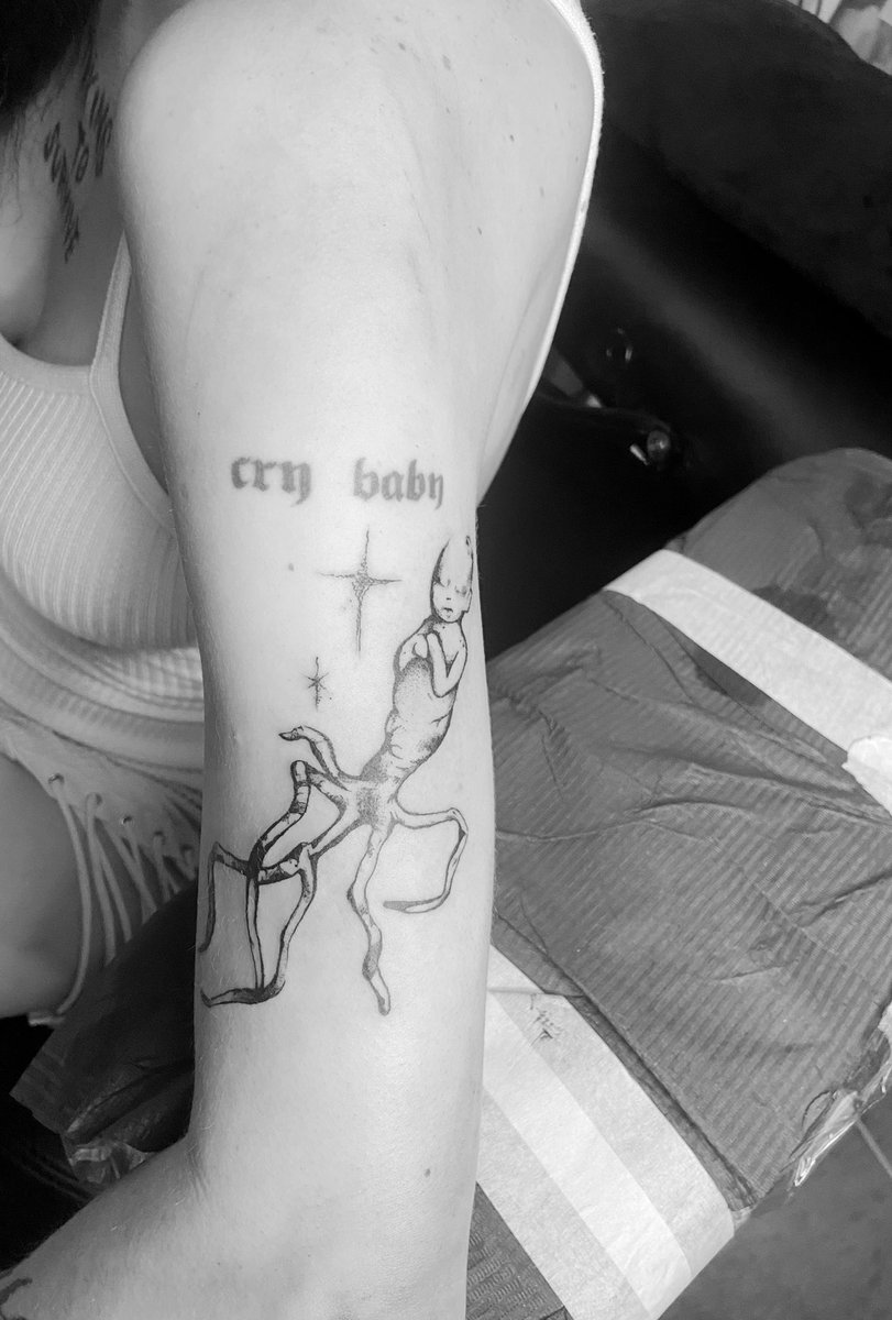 Ravenngray00's tweet photo. My super talented gf tattooed a baby alien man on my arm https://t.co/NxudsJ6XwD