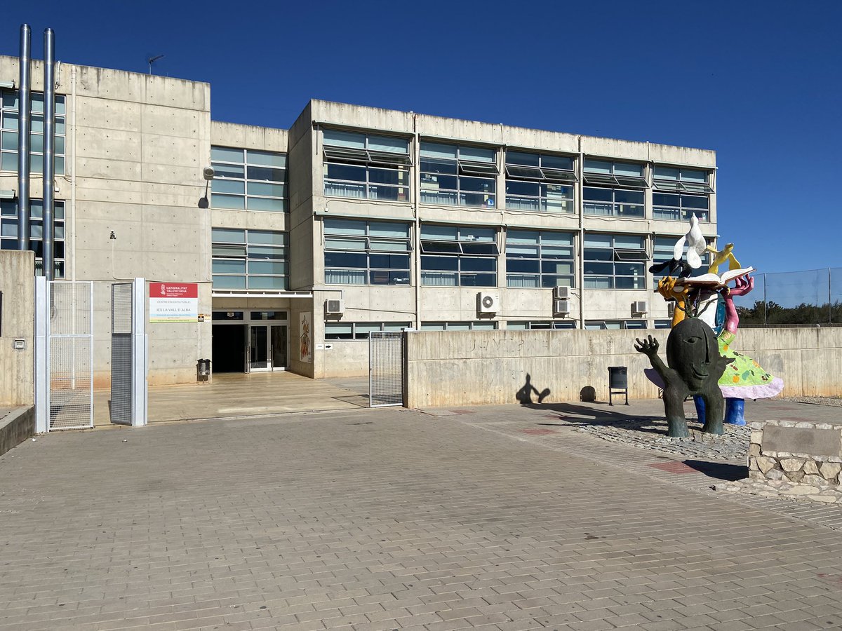 MariamTortola's tweet photo. Avui toca Xarrada de divulgació de @IFICorpuscular al IES La Vall d’Alba #outreach #astroparticles https://t.co/FQkplmyaxG