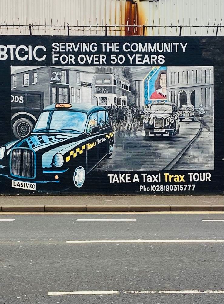 Discover #Belfast's colourful past on a unique <a href="/taxitrax/">Belfast Taxi Tours</a> Black Cab tour of the city's #iconic murals.🚕
Niamh &amp; family learned a lot from driver Eddie on their recent trip!🤓
#History &amp; #Politics students can't miss this - check out our site for more info: celticgrouphostels.com/activities/nor…