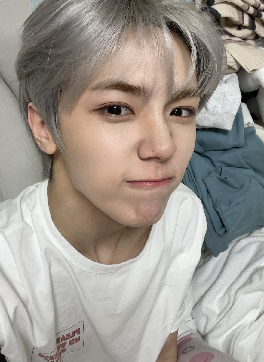 AHNLOOKS's tweet photo. whatever expression he’s making i want it on a photocard https://t.co/rkf7ORaSaR