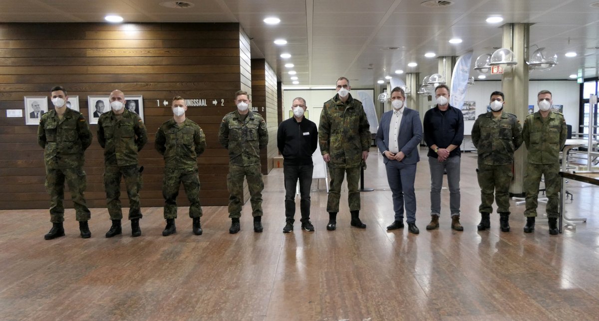 Sechs Soldaten, die in der Amtshilfe eingesetzt sind sowie der Landrat, der Kommandeur des ZGeoBw und zwei Angehörige des Impfzentrums stehen nebeneinander mit Masken zum Foto bereit.