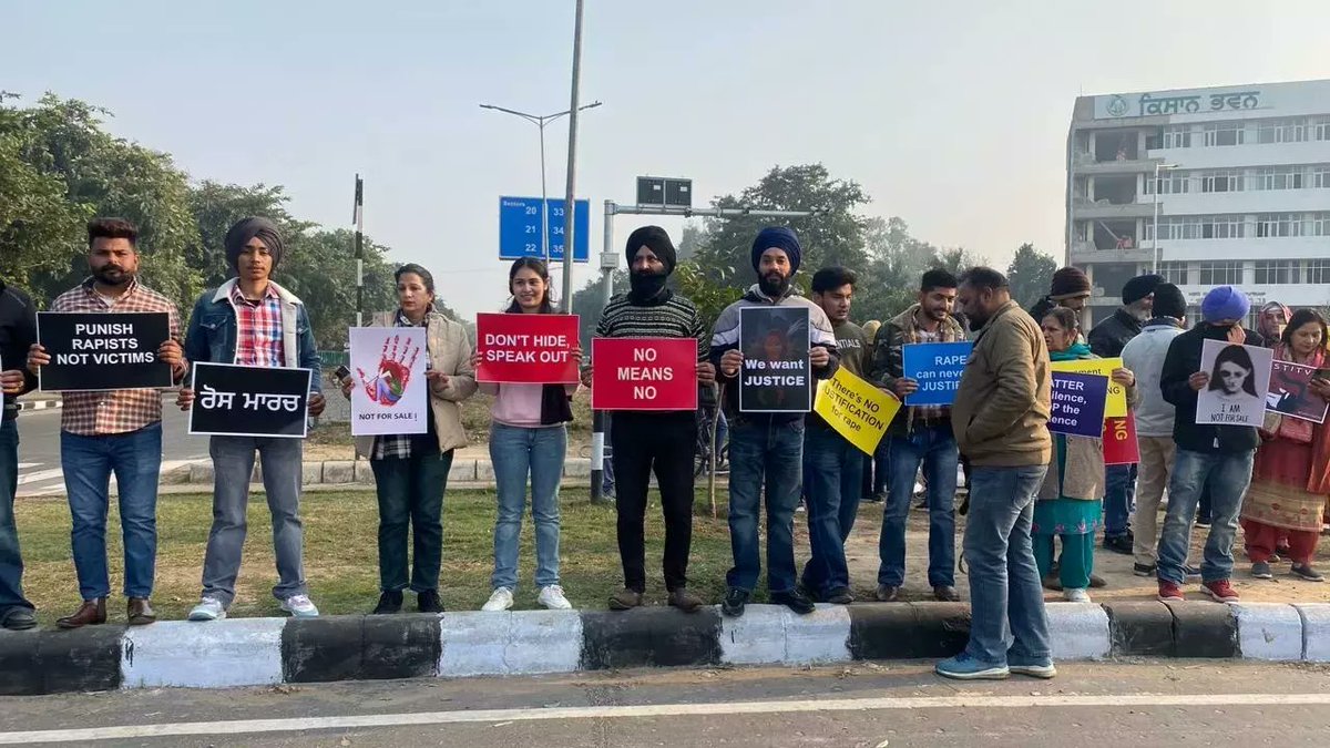 jasveermuktsar's tweet photo. ਦਿੱਲੀ 'ਚ ਸਿੱਖ ਬੀਬੀ ਨਾਲ ਵਾਪਰੇ ਹੌਲਨਾਕ ਕਹਿਰ ਖਿਲਾਫ਼ ਰੋਸ ਪ੍ਰਗਟਾਵਾ 
ਤਸਵੀਰਾਂ ਚੰਡੀਗੜ੍ਹ ਤੋਂ

#JusticeForDelhiRapeVictim https://t.co/gOkGIpmRl6