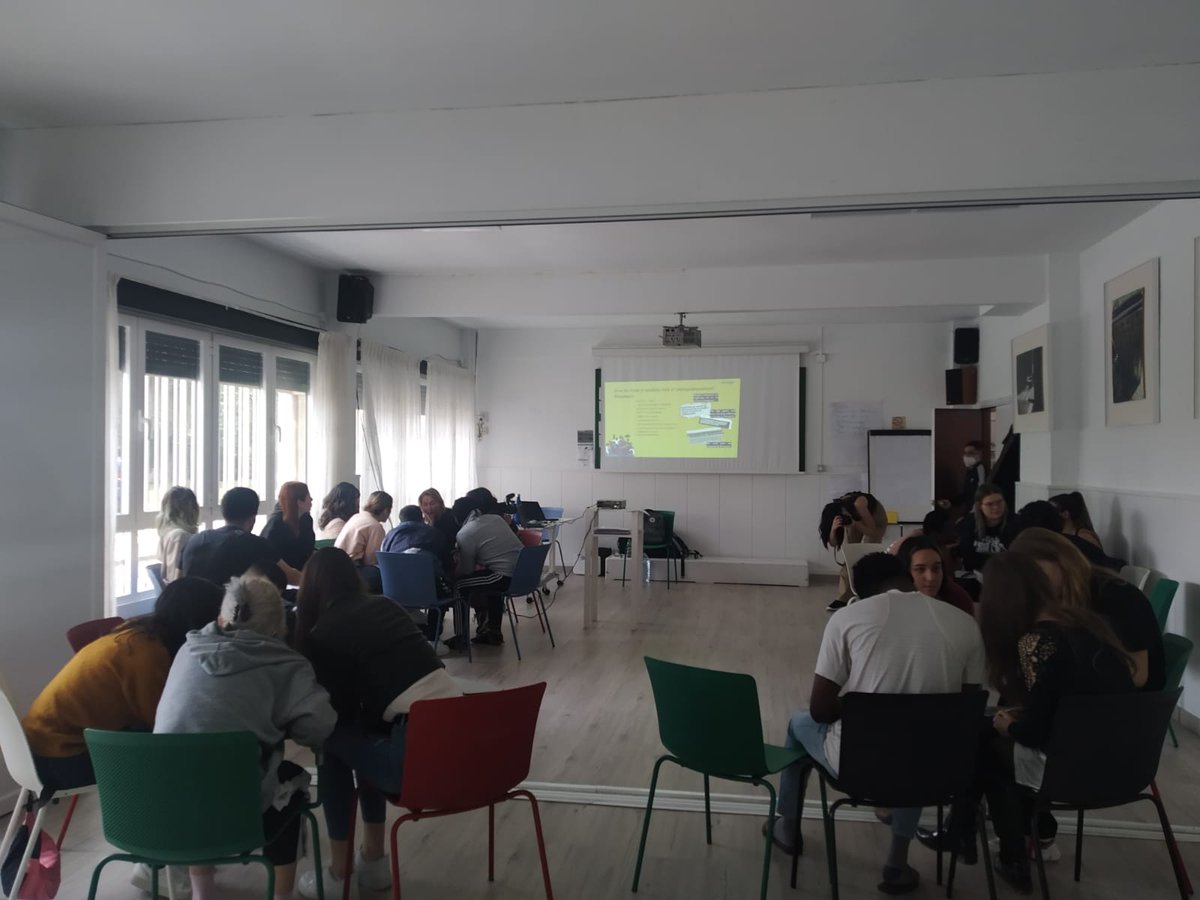 burgosacoge's tweet photo. Trabajando desde #Inmigracionalismo con juventud europea participante en el Proyecto The #MigrArt el tratamiento de las noticias migración en los medios españoles.
Gracias a @asociacionbrisaBrisa por su invitación a esta interesante jornada. https://t.co/0g8VA105sM