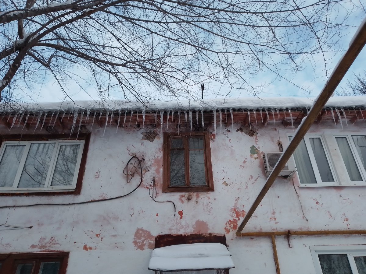 KKitkina's tweet photo. @uk_new_samara @Kir_Um13 @Rudakov_i_a Юных пионеров 170, 168 крыши скоро проваляться в квартиры от снега!! Или этот снег накроет кого то , кто заходит в дом!!! Внутриквартальный проезд не расчищен!!! УК Новая Самара -Вы на погоду смотрите за окном??? https://t.co/h3GOowDXRr