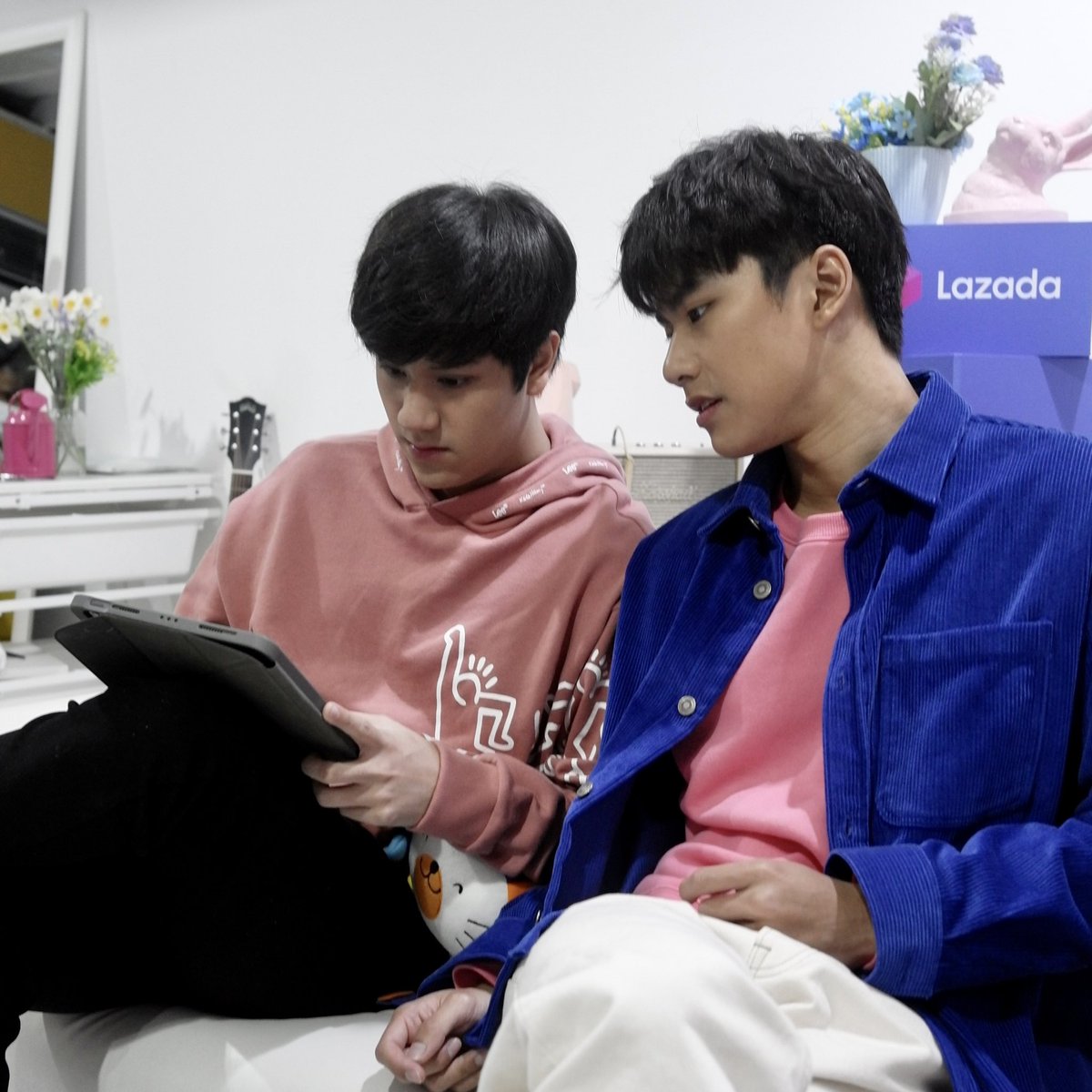 LazadaTH's tweet photo. ส่งข้อความพร้อมติด #Lazada22xOhmNanon เข้ามากันรัวๆเลย แอดมินโอม-นนน รอตอบข้อความแฟนๆอยู่แล้ววววว 💙 https://t.co/trf886J2e4