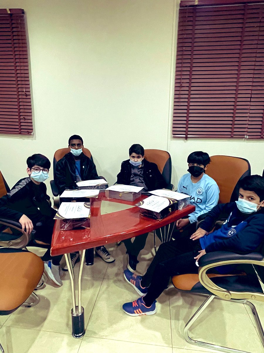 بمتابعة واهتمام إدارة المدرسة ، وحرص وتحفيز قسم التوجيه والإرشاد تم تكريم الطلاب المتفوقين في الفصل الدراسي الاول من العام الدراسي ١٤٤٣