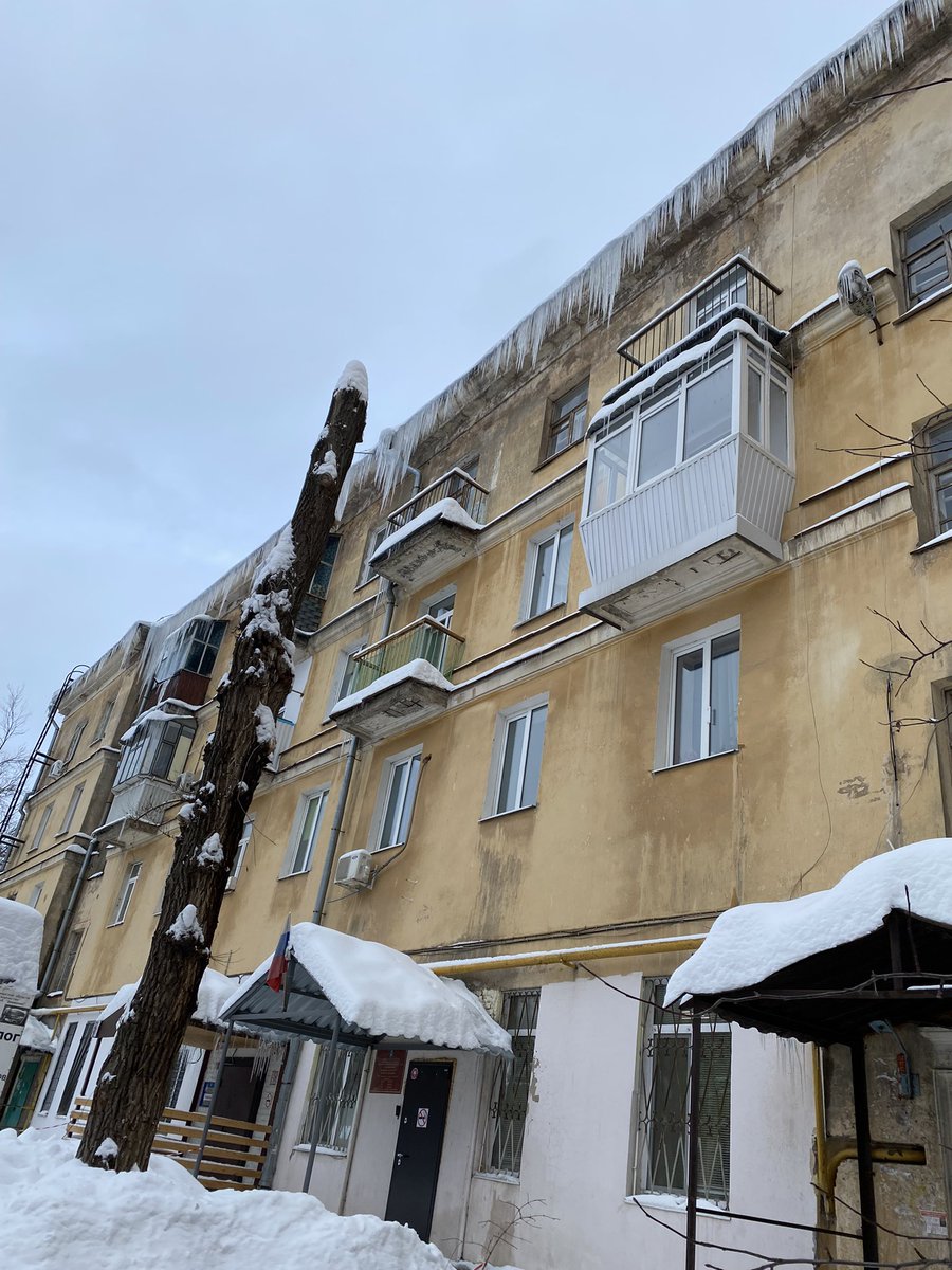 Evgenij27's tweet photo. Свободы 89, сосульки высотой с этаж. Крышу в этом году ни разу не чистили. Вдоль дома дороги не чищены, также и пешеходных проход вдоль дома по улице Свободы. Прошу принять меры. @samara_in @AdmSov @SamMobilePriem @MP_Blago63 https://t.co/lqYwAozBIy