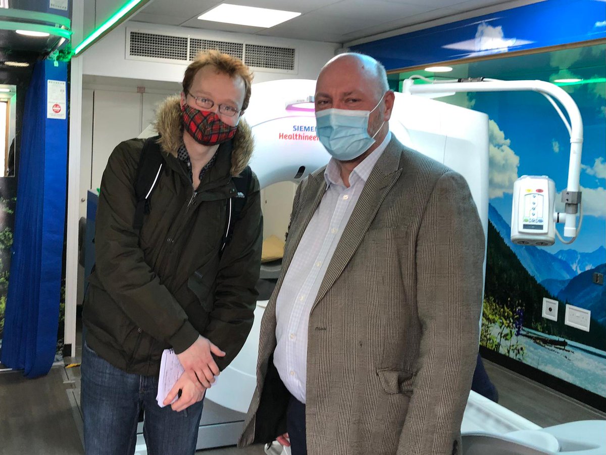 HNYCancer's tweet photo. Live from the #LHCInHull mobile unit at @NorthPointSC where Dr Stuart Baugh, Clinical Director, is discussing the important lung checks with @hulllive 🎥

People in North Hull are currently being invited. If you receive a letter, don't delay booking. It may save your life! 🫁 https://t.co/pfoxkuustN