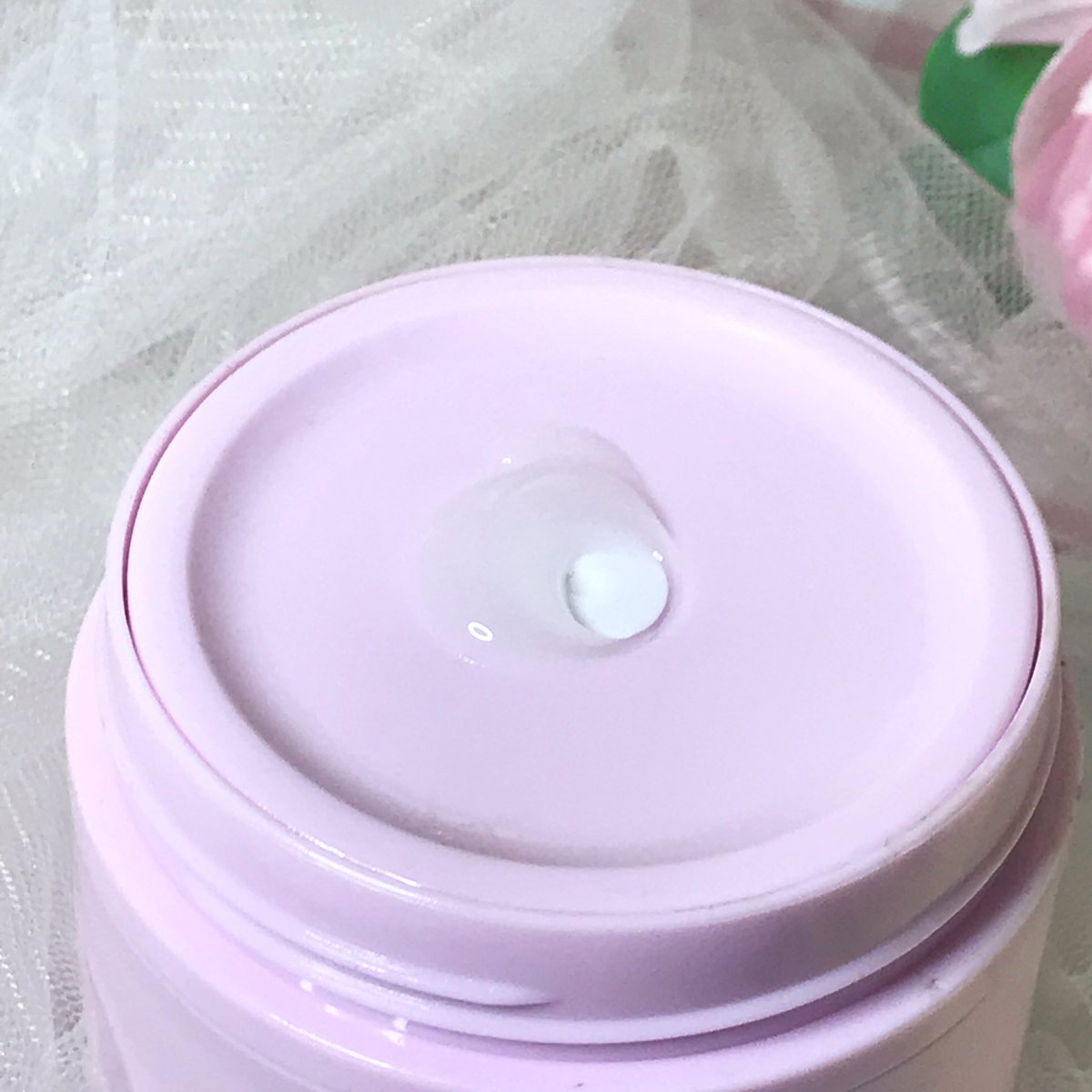 kforkinsley's tweet photo. 10000/10000 ⭐️⭐️⭐️⭐️⭐️
Aku ngerekomendasiin ini sih, buat kalian yang skintypenya oily, abis itu suka sama moisturizer yang ringan dan ngga bikin lengket. Apalagi skin concernya bekas jerawat & kulit kusam! #BasictobeTrue @avoskinbeauty https://t.co/ds3qqv3AnH