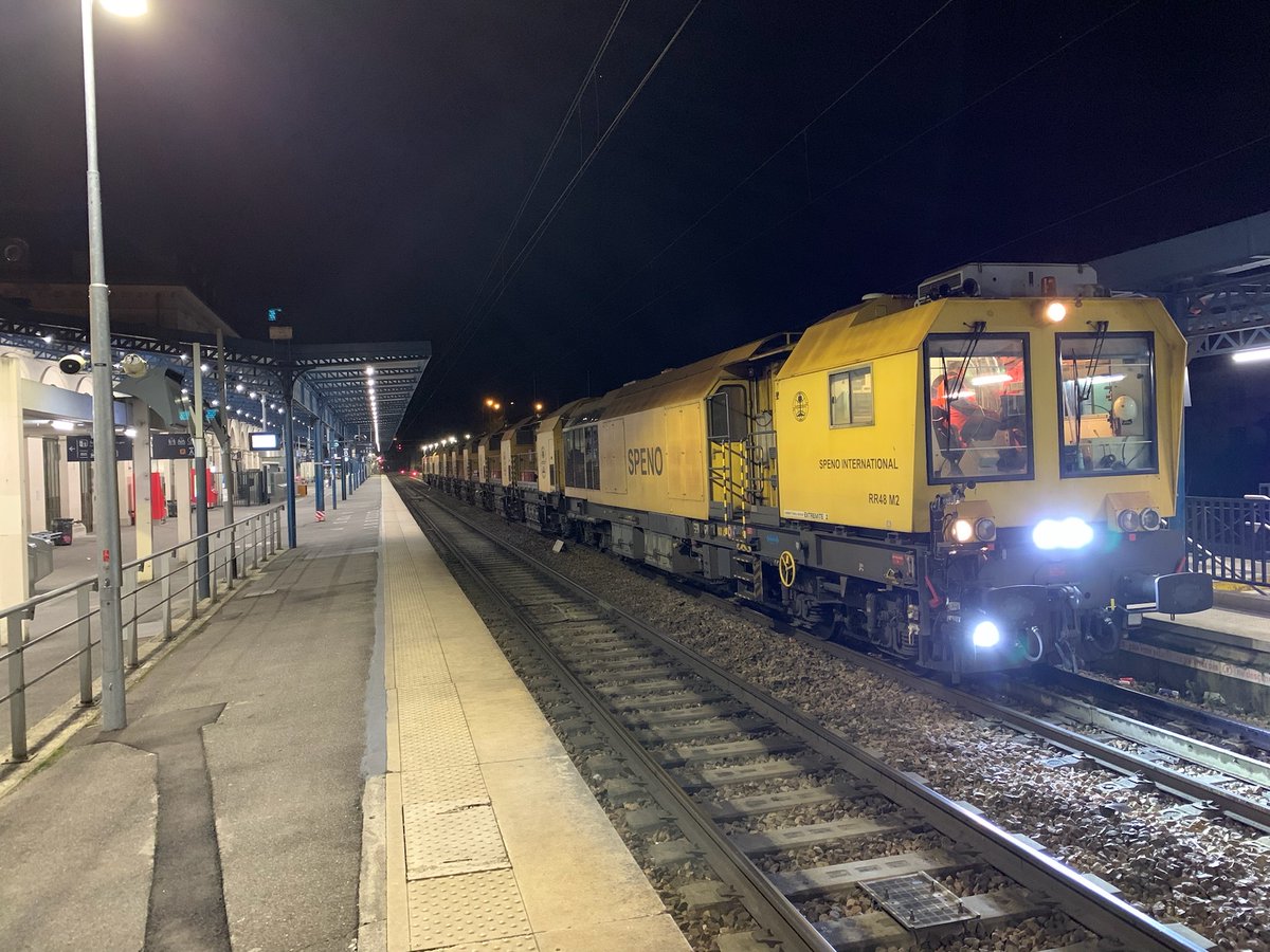 pweissreso's tweet photo. hier soir sur @LIGNEP_SNCF si vous avez vu un train qui faisait des étincelles ce n'était pas un problème de freins... à @SNCFReseau on appelle ça le train meuleur. Le rail "vit" et s'use au fur et à mesure du passage des trains. thread⤵️ https://t.co/v9WbGAJxdi