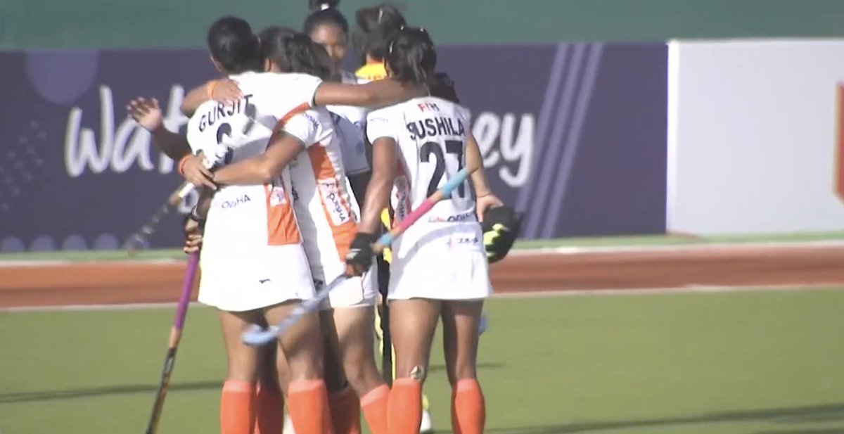 thefield_in's tweet photo. #FIHProLeague #Hockey🏑
GOAL INDIA!
Who else but Gurjit Kaur. Wonderful drag flick there from a PC, and India's pressure since conceding the equaliser pays off.
Q4: India 2-1 China
#INDCHN Live updates: https://t.co/8OYWxQXMJw https://t.co/AcRIjdSm5G