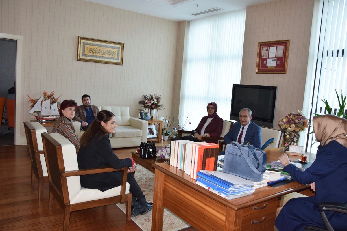 Sivil Toplum ve Halkla İlişkilerden Sorumlu İl Başkan Yardımcımız <a href="/AkbabaNagehan/">Nagehan Acar Akbaba</a> İl Yönetim Kurulu Üyelerimiz, Kadın ve Gençlik kollarımız ile birlikte Genel Başkan Yardımcımız <a href="/AvOzlemZengin/">Av. Özlem Zengin 🇹🇷</a> ‘i ziyaret etti.