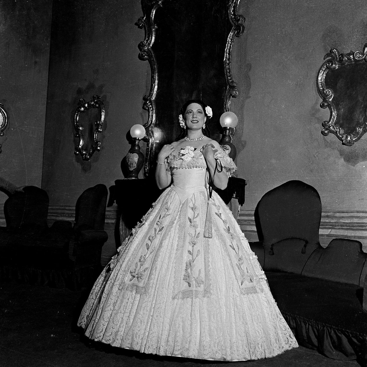 Ricorrono oggi i 100 anni dalla nascita a Pesaro di #RenataTebaldi, leggendaria protagonista delle scene operistiche del dopoguerra. La sua “voce d’angelo” unita a un carisma naturale, fece di lei una delle protagoniste più acclamate dal pubblico e amate dai grandi direttori.