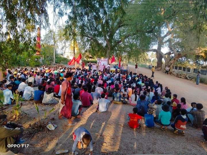 b3rry_y's tweet photo. After a successful silent strike today, a large number of anti-military protesters marched in Yin Mar Pin.

#RedCampaign_1YearOfRevolution
#2022Feb1Coup #SilentStrike
#WhatsHappeningInMyanmar https://t.co/5cPWbfi1bs