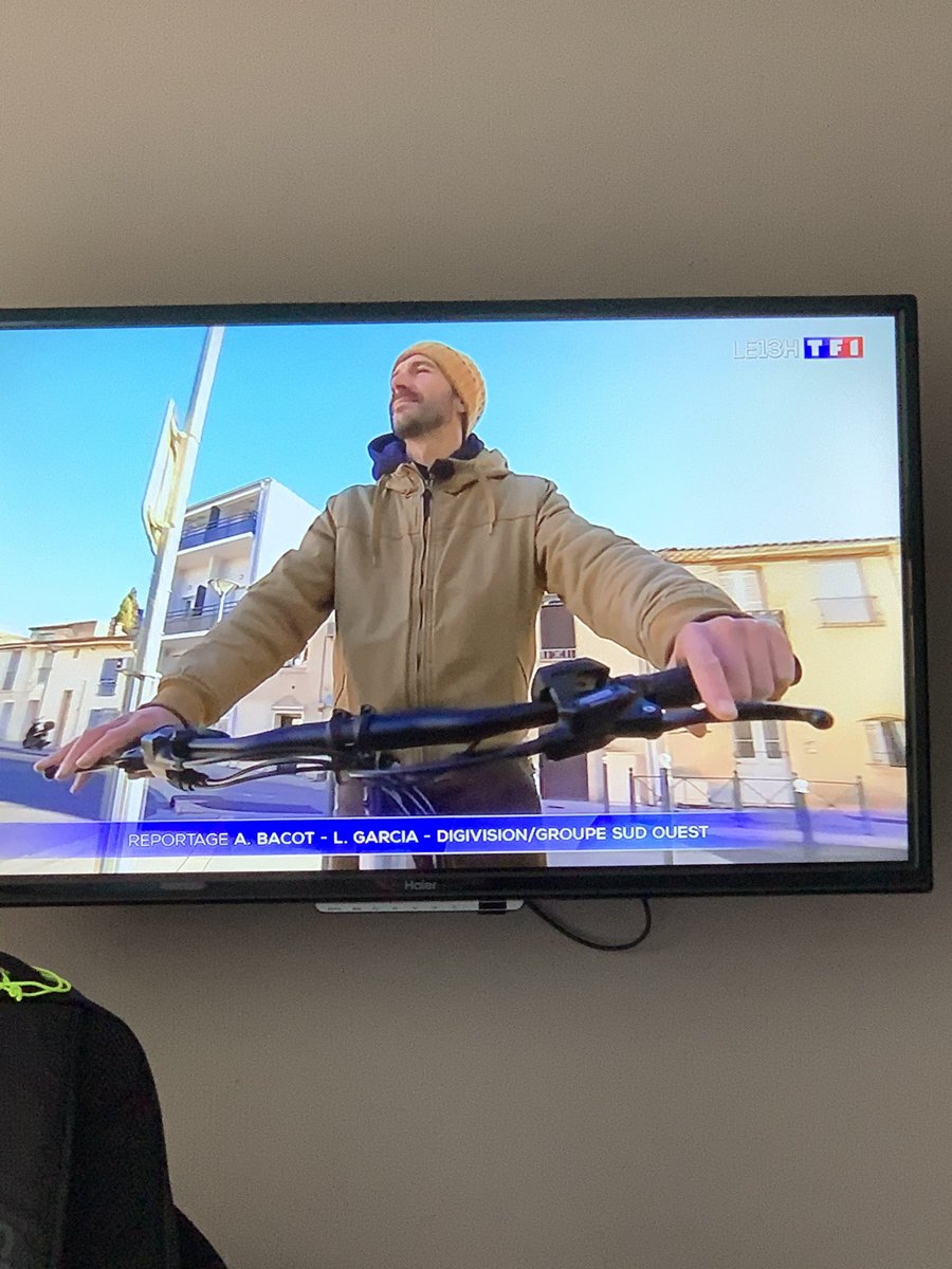 Et le casque ⛑ !!!

*4e élément essentiel pour la sécurité #le13h #jt13h <a href="/TF1/">TF1</a>