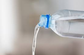 В бутылке закрытой крышкой находится вода. Лить воду из бутылки. Закрытая бутылка воды. Вода льется из бутылки в бутылку. Лить воду в закрытую бутылку.