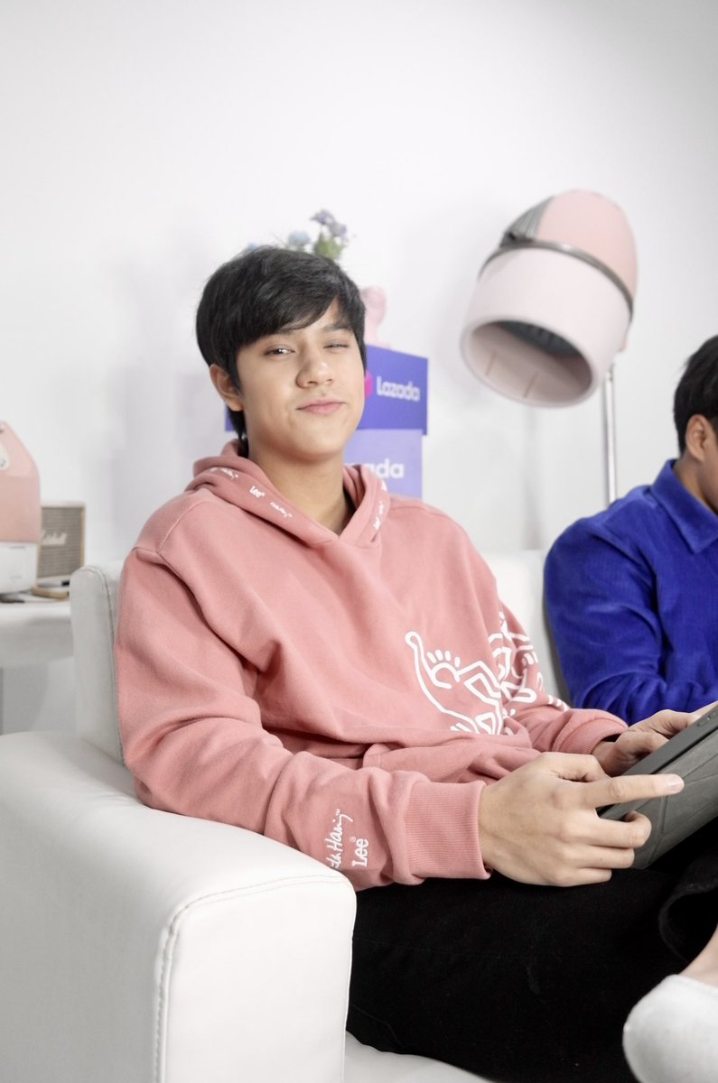 LazadaTH's tweet photo. อยากให้แอดมินโอม-นนน ทำอิโมจิอะไรส่งมาได้เลอะะ อย่าลืมติด #Lazada22xOhmNanon กันด้วย ไม่งั้นแอดมินไม่เลือกนะบอกไว้ก่อน!!! 😂 https://t.co/dgbxfLg9os