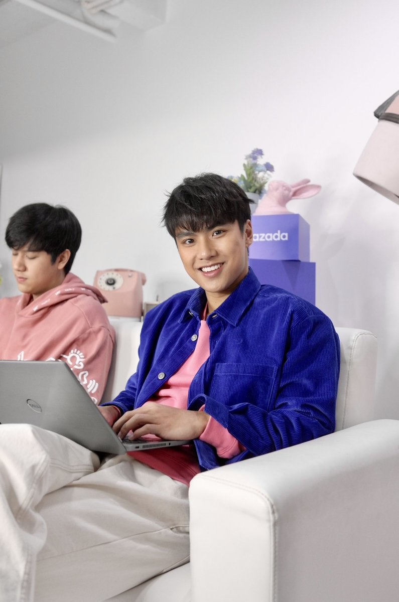LazadaTH's tweet photo. อยากให้แอดมินโอม-นนน ทำอิโมจิอะไรส่งมาได้เลอะะ อย่าลืมติด #Lazada22xOhmNanon กันด้วย ไม่งั้นแอดมินไม่เลือกนะบอกไว้ก่อน!!! 😂 https://t.co/dgbxfLg9os