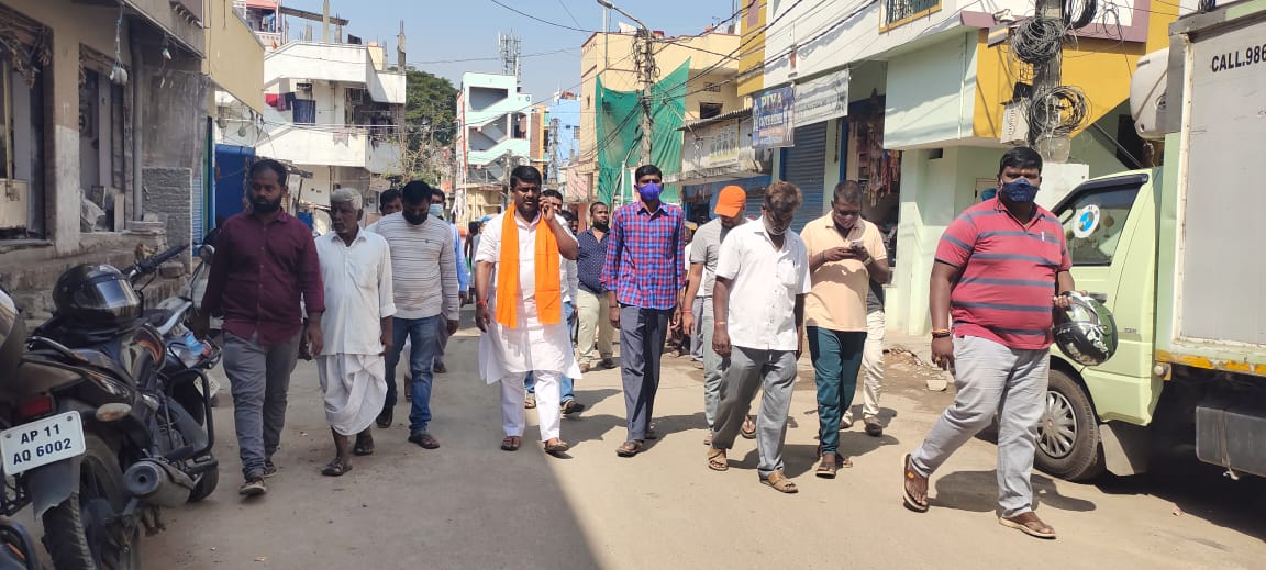 VP_SCB's tweet photo. Met the Gandhi Nagar development committee members and discussed various development issues like Temple Development, bus stand, water bills, community hall. Assured that the mentioned works would be addressed soon. 
#RKWithBJP #RKWithSCB #BJPForSCB #SCBWithBJP https://t.co/SxdvVrQQoY