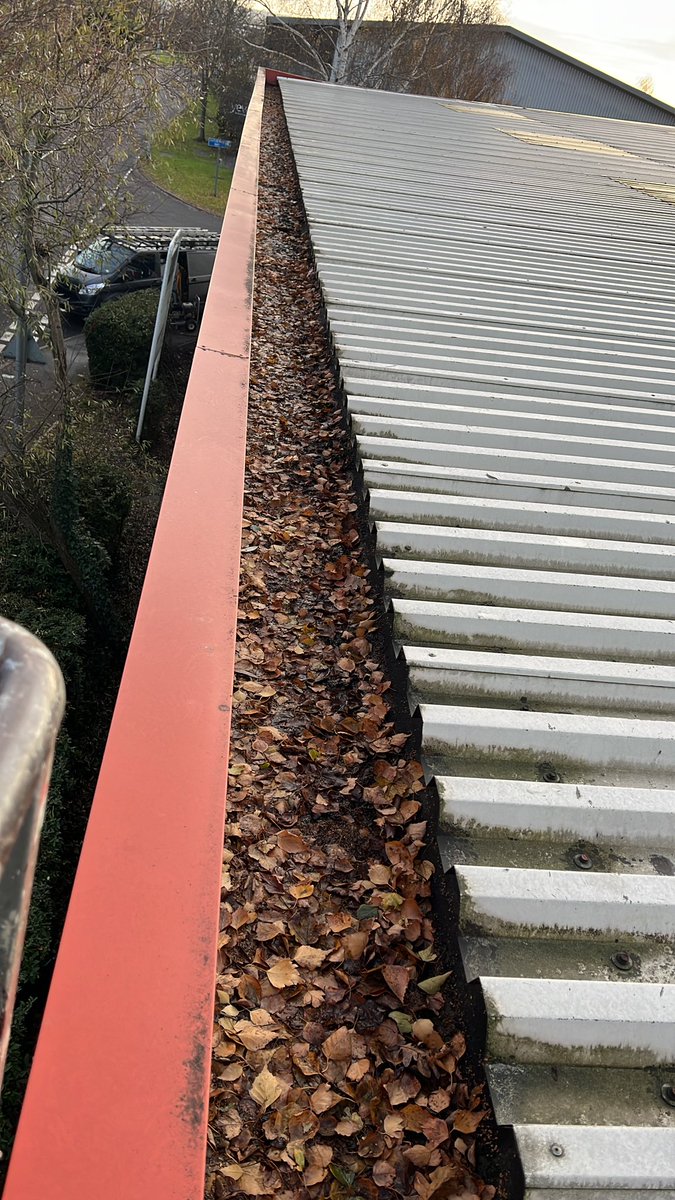 mackiecontracts's tweet photo. Guttering clearance for Basildon Contract #gutteringworks #jetwash #Essex # https://t.co/Z7ki86eNN5