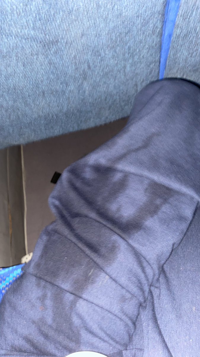 luisapizzuto's tweet photo. se volvió rutina tener un día desastroso el primer día de escuela, el mío empieza sin pila y con café en los pantalones. 
como empieza el suyo? https://t.co/fAWNpMQWld